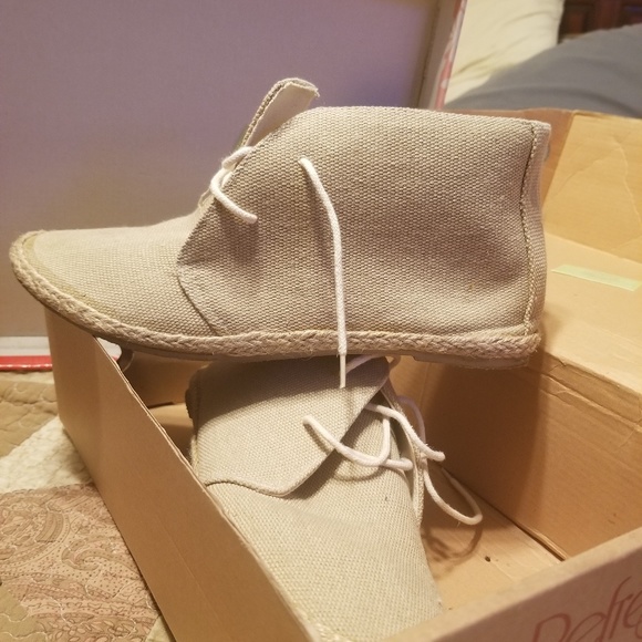 Odd shoes - Picture 3 of 3